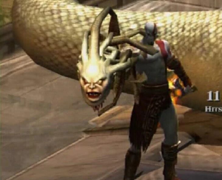 Kratos cầm chiếc đầu bị chặt của Euryale, chị em của Medusa, trong God of War II