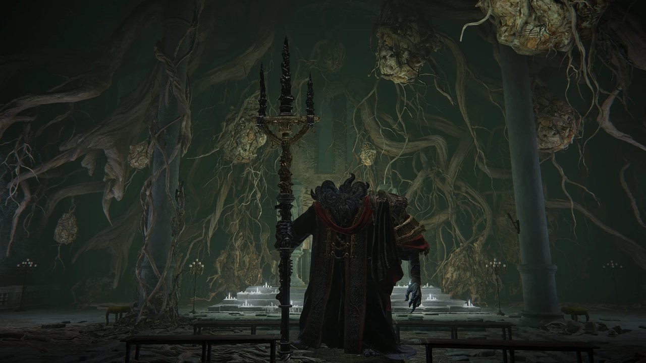 Mohg, the Omen đứng trong Nhà thờ của Kẻ Bị Ruồng Bỏ dưới lòng đất Leyndell với cây thương thần thánh