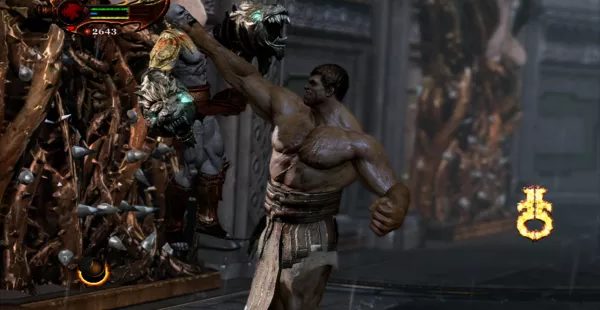 Hercules túm cổ nhấc bổng Kratos trong đấu trường ở God of War III